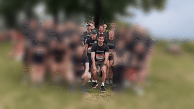 LEONINE team at the company run, doing a Mexican wave